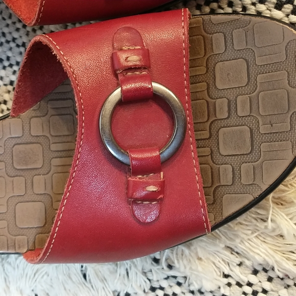 Fioni Red Leather Slide Heeled Sandals With Gold Color Metal Loop On Vamp - Picture 3 of 9